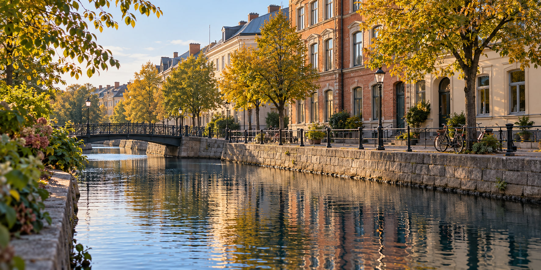 Göteborgsinspirerad kanal med tegelhus och träd i höstljus